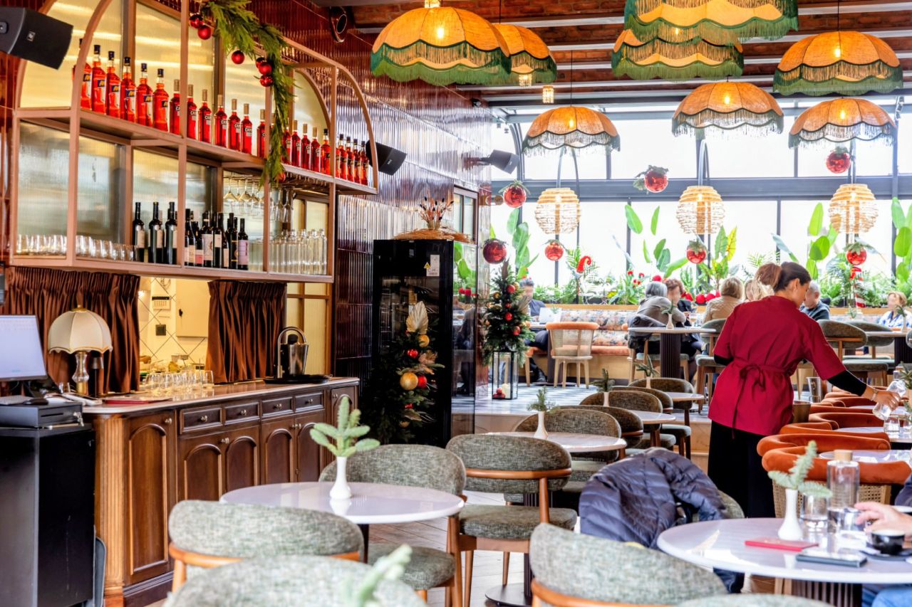 Scarlet Athens Εστιατόριο Fine Dining στο Γαλάτσι - Εσωτερικός χώρος στολισμένος