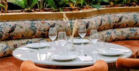 Scarlet Athens Εστιατόριο Γαλάτσι - Fine Dining - Τραπέζι στον Καναπέ