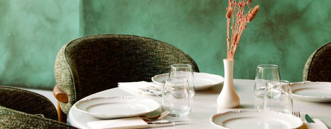 Scarlet Athens Εστιατόριο Γαλάτσι - Fine Dining - Τραπέζι με πιάτα