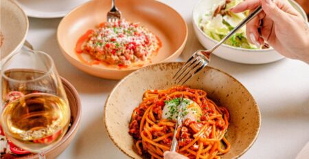 Scarlet Athens Εστιατόριο Γαλάτσι - Πιάτα με Φαγητό & Κρασί