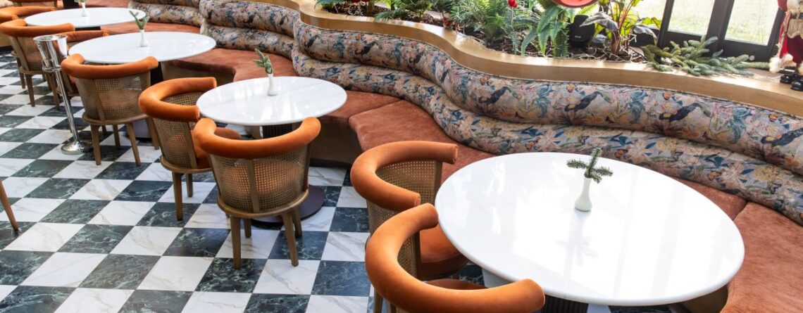 Scarlet Athens Εστιατόριο Γαλάτσι - Τραπέζια & Καθίσματα με Χριστουγεννιάτικο στολισμό