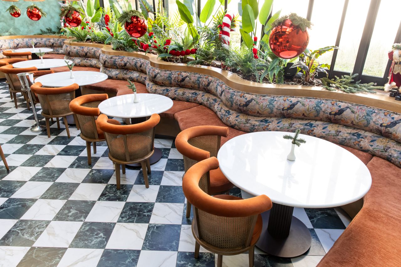 Scarlet Athens Εστιατόριο Fine Dining στο Γαλάτσι - Τραπέζια & Καθίσματα με Χριστουγεννιάτικο στολισμό